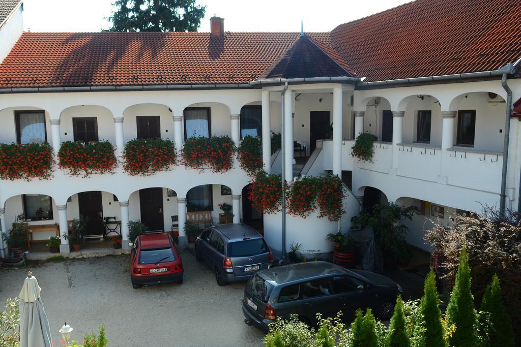 Eden Panzio Bed and Breakfast Eger Exteriör bild