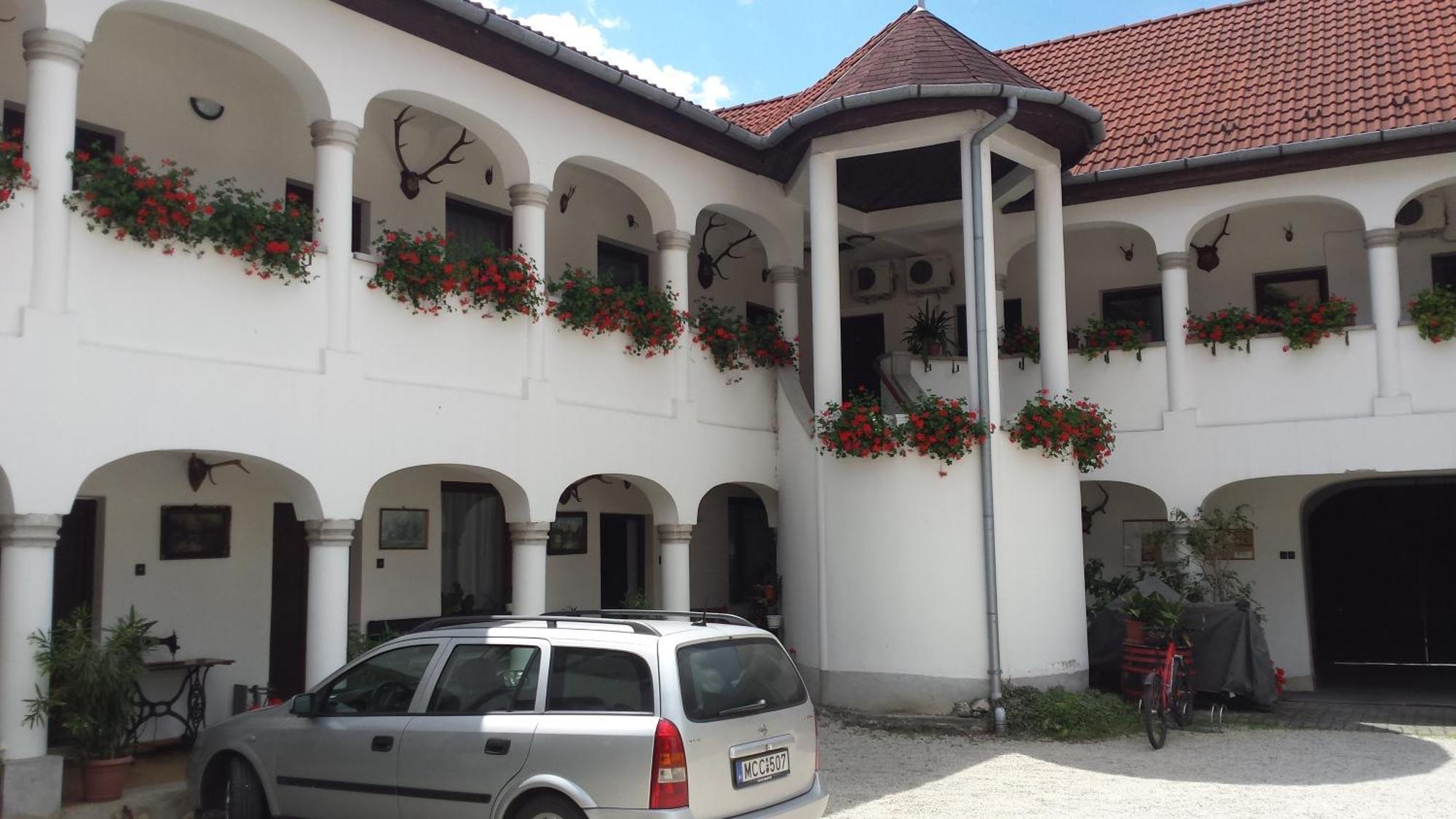 Eden Panzio Bed and Breakfast Eger Exteriör bild