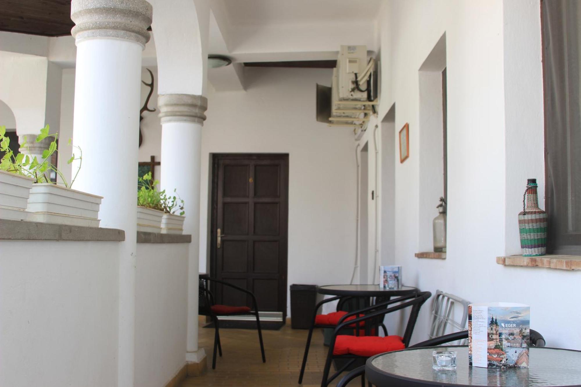 Eden Panzio Bed and Breakfast Eger Exteriör bild