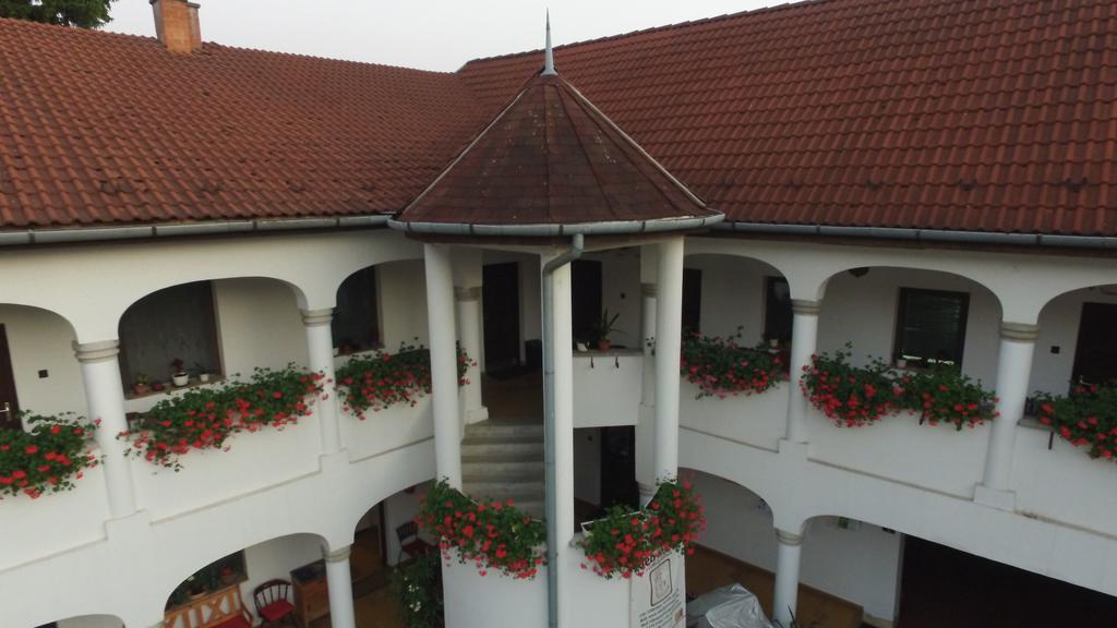 Eden Panzio Bed and Breakfast Eger Exteriör bild