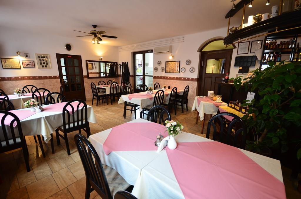 Eden Panzio Bed and Breakfast Eger Exteriör bild